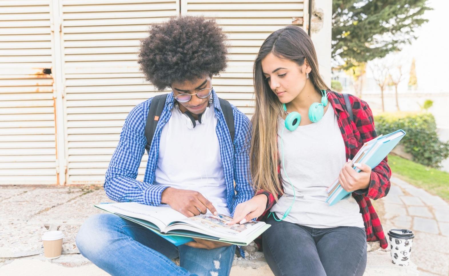 Estudiantes analizando presupuestos de eventos