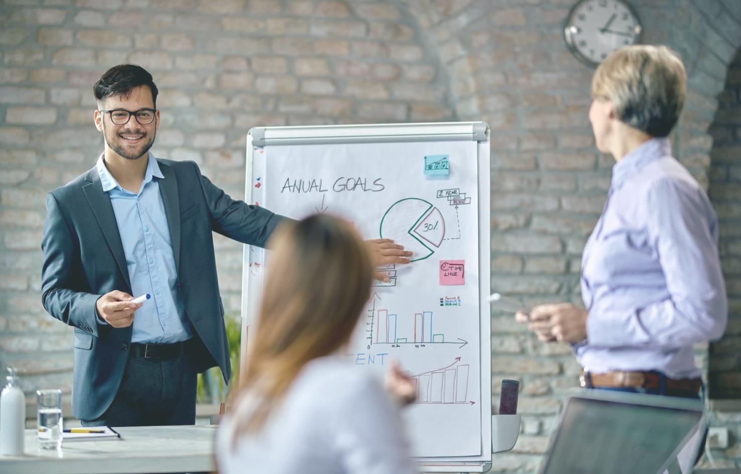 Equipo de IgniteVoltara trabajando en planificación financiera para eventos